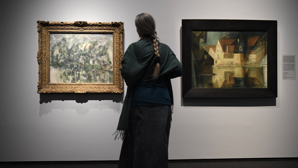 Érdeklődő a Cezanne-tól Malevicsig - Árkádiától az absztrakcióig sajtóbemutatóján a Szépművészeti Múzeumban 2021. október 27-én. A tárlat október 29. és 2022. február 13. között tekinthető meg.