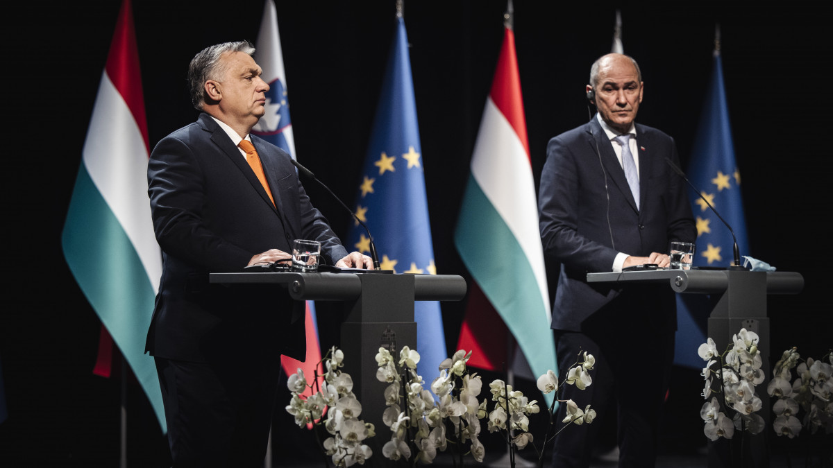 A Miniszterelnöki Sajtóiroda által közreadott képen Orbán Viktor miniszterelnök (b) és Janez Jansa szlovén kormányfő a találkozójukat követően tartott sajtótájékoztatón Lendván 2022. február 21-én.
