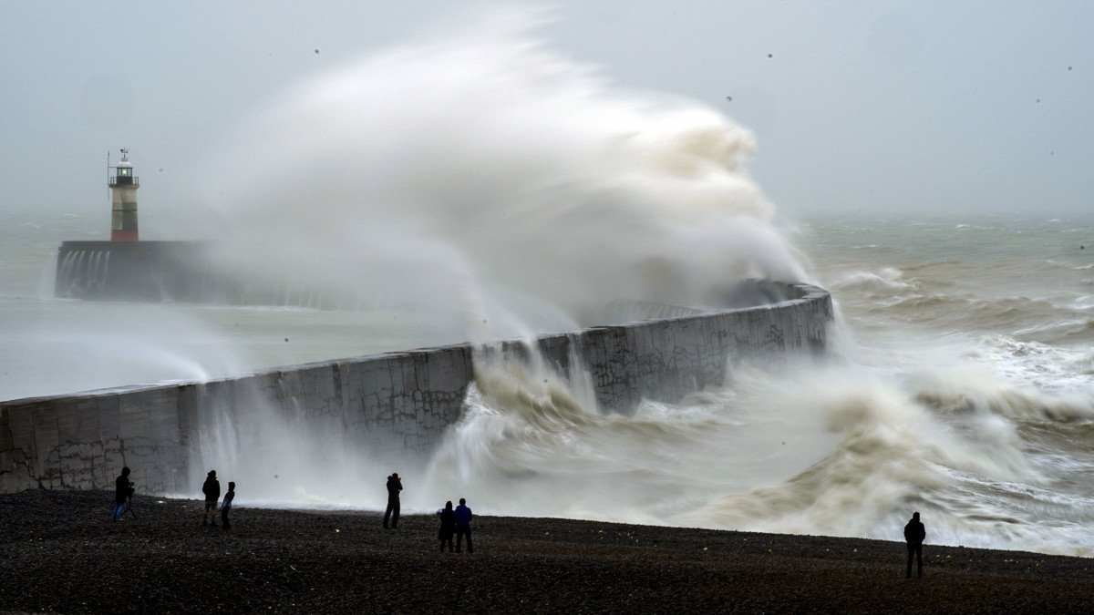 Viharos erejű széllökéseket kísérő hatalmas hullámok az Anglia déli partvidékén fekvő Newhavenben 2022. február 20-án.