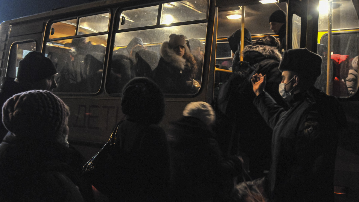 A Donyecki Népköztársaságból kimenekített emberek lépik át az orosz-ukrán határt Matvejev Kurgannál 2022. február 19-én. Gyenyisz Pusilin, a függetlenségét önhatalmúlag kikiáltó, délkelet-ukrajnai Donyecki Népköztársaság vezetője teljes mozgósítást rendelt el. A szakadárok bejelentették, hogy már több mint hatezer embert, köztük 2400 gyereket evakuáltak Ukrajna keleti részéből Oroszországba. A két délkelet-ukrajnai szakadár terület - a Luhanszki Népköztársaság és a Donyecki Népköztársaság - vezetője az ukrán hadsereg támadási terveire hivatkozva pénteken rendelte el az ott élő nők, gyerekek és idősek tömeges Oroszországba menekítését, jóllehet Kijev tagadta, hogy támadásra készülne ellenük.