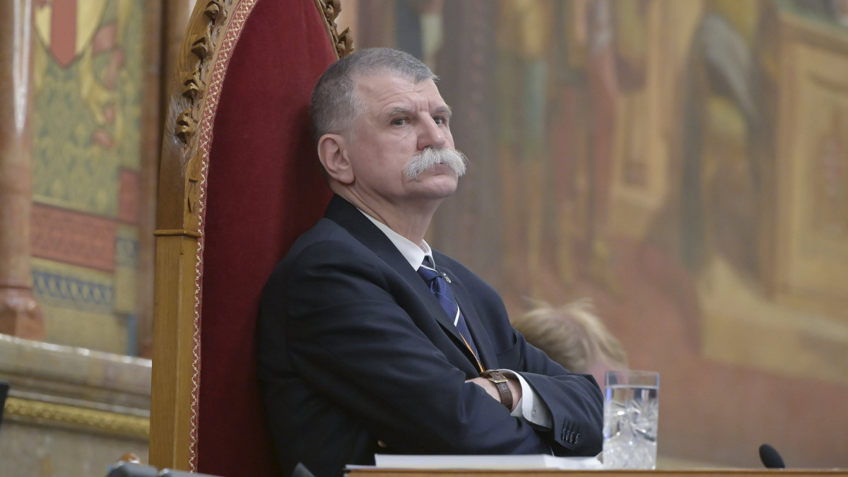 Kövér László házelnök az Országgyűlés plenáris ülésén 2022. február 21-én.