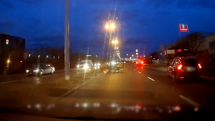 Elszabadult egy utánfutó az M5-ös kivezetőjén – videó