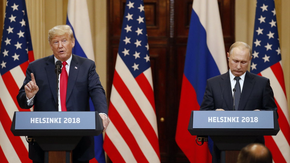 Helsinki, 2018. július 16.Donald Trump amerikai elnök (b) és Vlagyimir Putyin elnök orosz államfő a kétoldalú megbeszélésüket követő sajtótájékoztatón a finn elnöki palotában, Helsinkiben 2018. július 16-án. (MTI/EPA/Anatolij Malcev)