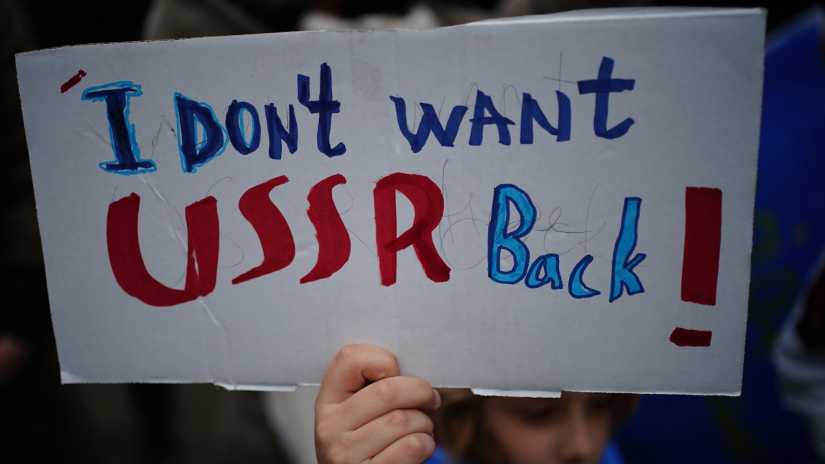 Nem akarom visszakapni a Szovjetuniót! jelentésű transzparenssel tüntet egy nő az orosz nagykövetség berlini épületénél tartott tüntetésen 2022. február 22-én. Vlagyimir Putyin orosz államfő előző nap elismerte a délkelet-ukrajnai oroszbarát szakadár területek függetlenségét, és együttműködési megállapodást írt alá a Kremlben Gyenyisz Pusilinnal, a Donyecki Népköztársaság és Leonyid Paszecsnyikkal, a Luhanszki Népköztársaság vezetőjével.