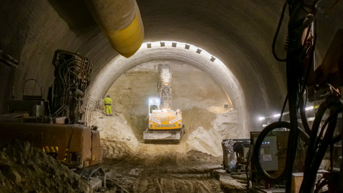 Látványos videón az M85-ös alagútjának építése