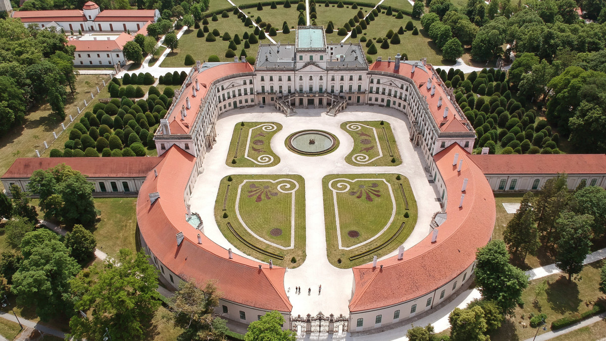 A fertődi Esterházy-kastély 2020. május 22-én. Újra látogatható a kastély parkja, de az épület belső tere és a múzeum továbbra sem fogad vendégeket a koronavírus-járvány miatt.