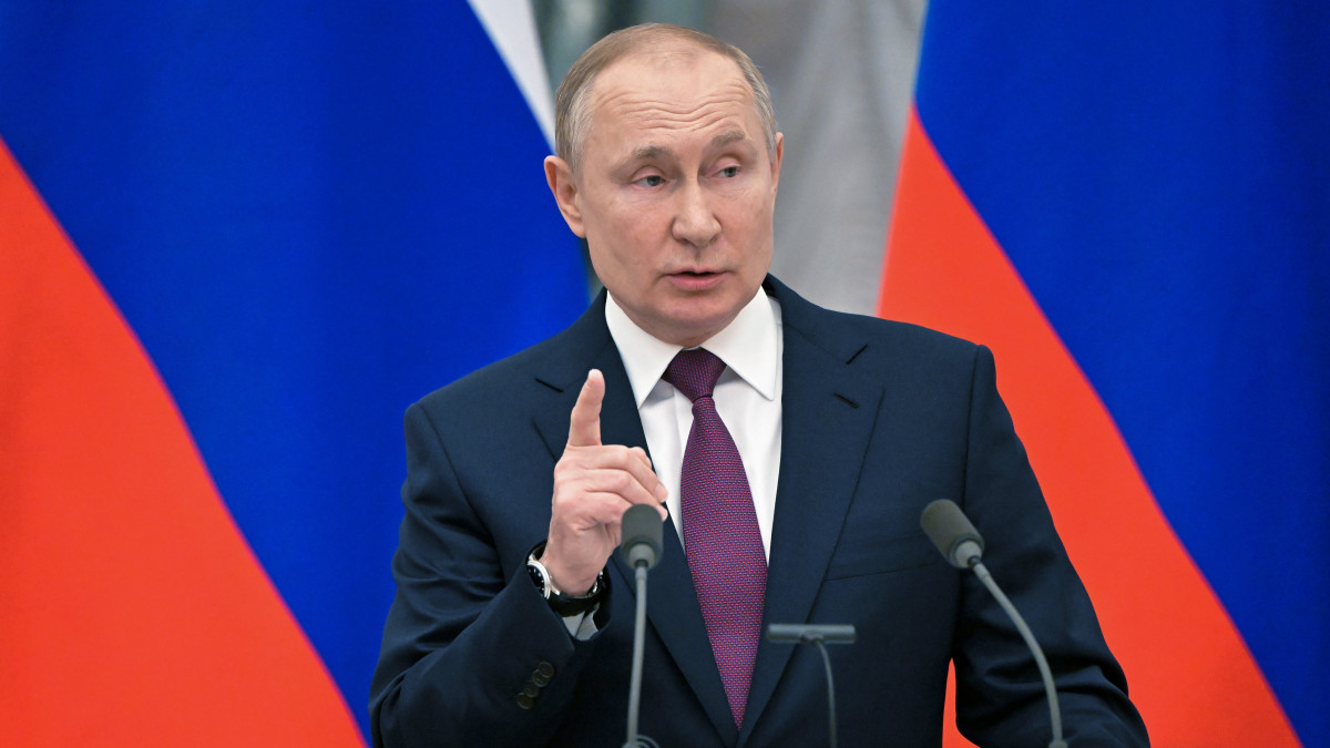 Vlagyimir Putyin orosz elnök beszél Olaf Scholz német kancellárral tartott sajtótájékoztatóján a moszkvai Kremlben 2022. február 15-én.