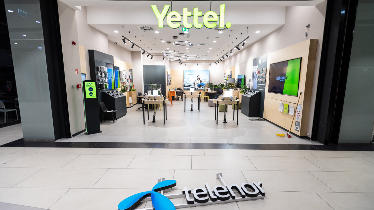 Yettel és Telenor felirat a Telenor Magyarország Zrt. üzletében egy budai bevásárlóközpontban 2022. február 15-én. Márciustól nevet változtat a cseh PPF befektetői csoport tulajdonában álló mobiltársaság, új neve Yettel Magyarország Zrt. lesz.