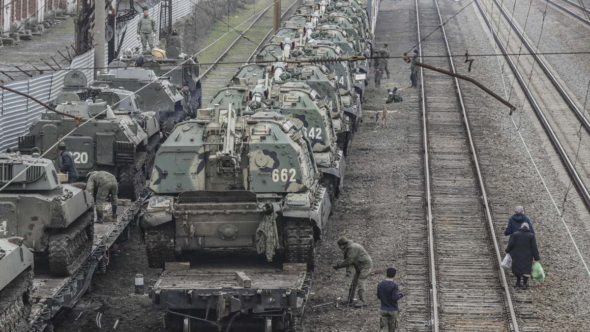 Páncélozott orosz harci járművek sorakoznak egy pályaudvaron a rosztovi régióban 2022. február 23-án. Vlagyimir Putyin orosz elnök két napja bejelentette a Donyec-medencei szakadár Donyecki és Luhanszki Népköztársaságok Ukrajnától való függetlenségének elismerését.