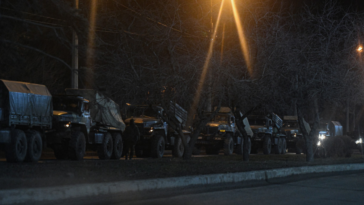 DONETSK, UKRAINE - FEBRUARY 23: Russian military tanks and armored vehicles advance in Donetsk, Ukraine on February 24, 2022. (Photo by Stringer/Anadolu Agency via Getty Images)