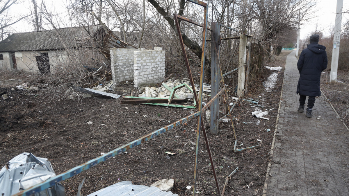 Tüzérségi támadásban megrongálódott építmény romjai egy ház udvarán az oroszbarát szeparatisták ellenőrzése alatt álló délkelet-ukrajnai Luhanszk közelében lévő Vibrovka faluban 2022. február 23-án. Vlagyimir Putyin orosz államfő február 21-én elismerte a délkelet-ukrajnai oroszbarát szakadár területek függetlenségét, és együttműködési megállapodást írt alá a Kremlben Gyenyisz Pusilinnal, a Donyecki Népköztársaság és Leonyid Paszecsnyikkal, a Luhanszki Népköztársaság vezetőjével. Békefenntartókat küldött a szakadár területekre, amelyre válaszul az Európai Unió, az Egyesült Államok és más nyugati országok újabb szankciókat léptettek életbe orosz bankokkal és személyekkel szemben.