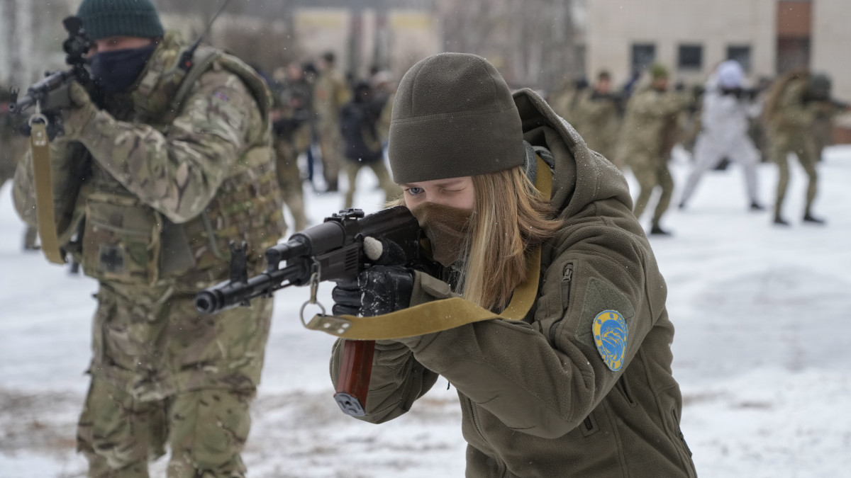 Az ukrán fegyveres erők önkéntes területvédelmi egységének tagjai gyakorlatoznak Kijev közelében 2022. február 5-én. Az elmúlt hetekben civilek tucatjai csatlakoztak az ukrán hadsereg tartalékosaihoz egy esetleges orosz inváziótól tartva.