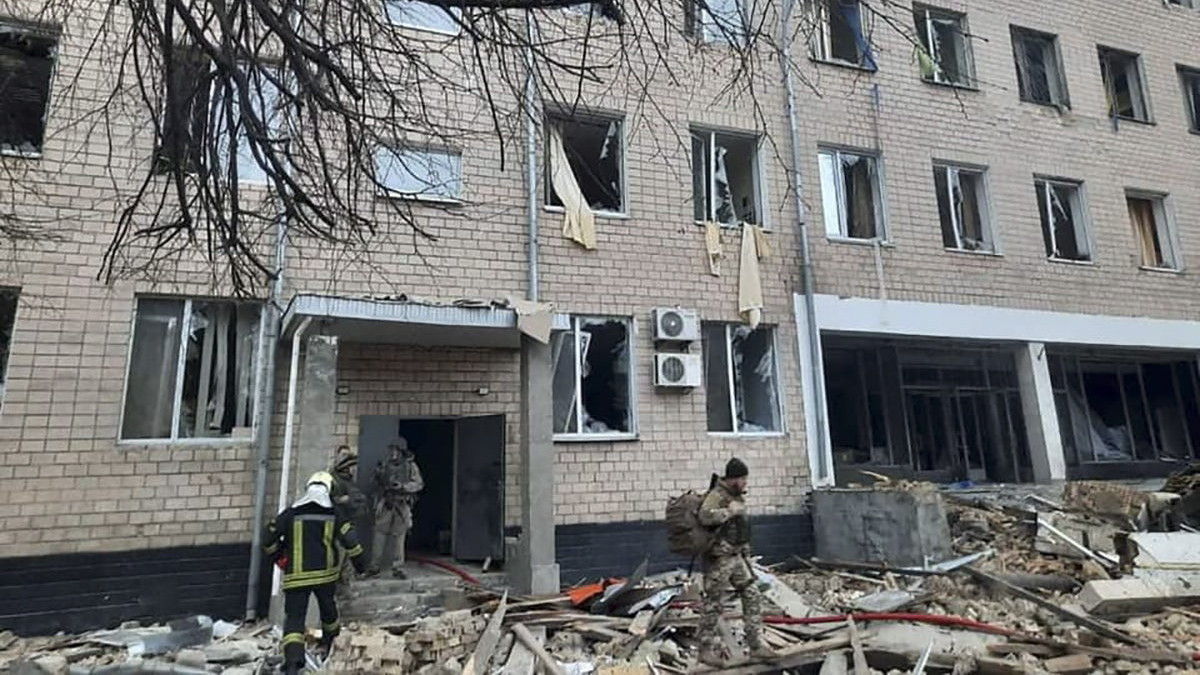 Az ukrán belügyminisztérium sajtószolgálata által közreadott kép egy tüzérségi támadásban megrongálódott katonai épületről Kijevben 2022. február 24-én. Vlagyimir Putyin orosz elnök február 24-én hajnalban katonai művelet végrehajtását rendelte el a Donyec-medencében, leszögezve, hogy Oroszország tervei között nem szerepel Ukrajna megszállása, ugyanakkor törekedni fog az ország demilitarizálására. Az orosz erők mindazonáltal Ukrajna más térségeiben is támadtak katonai célpontokat, és támadást indítottak az oroszbarát szakadárok is az általuk ellenőrzött kelet-ukrajnai területeken. Az ukrán vezetés hadiállapotot vezetett be. A nyugati világ elítélte az orosz hadműveletet, és súlyos szankciókat helyezett kilátásba Moszkva ellen.