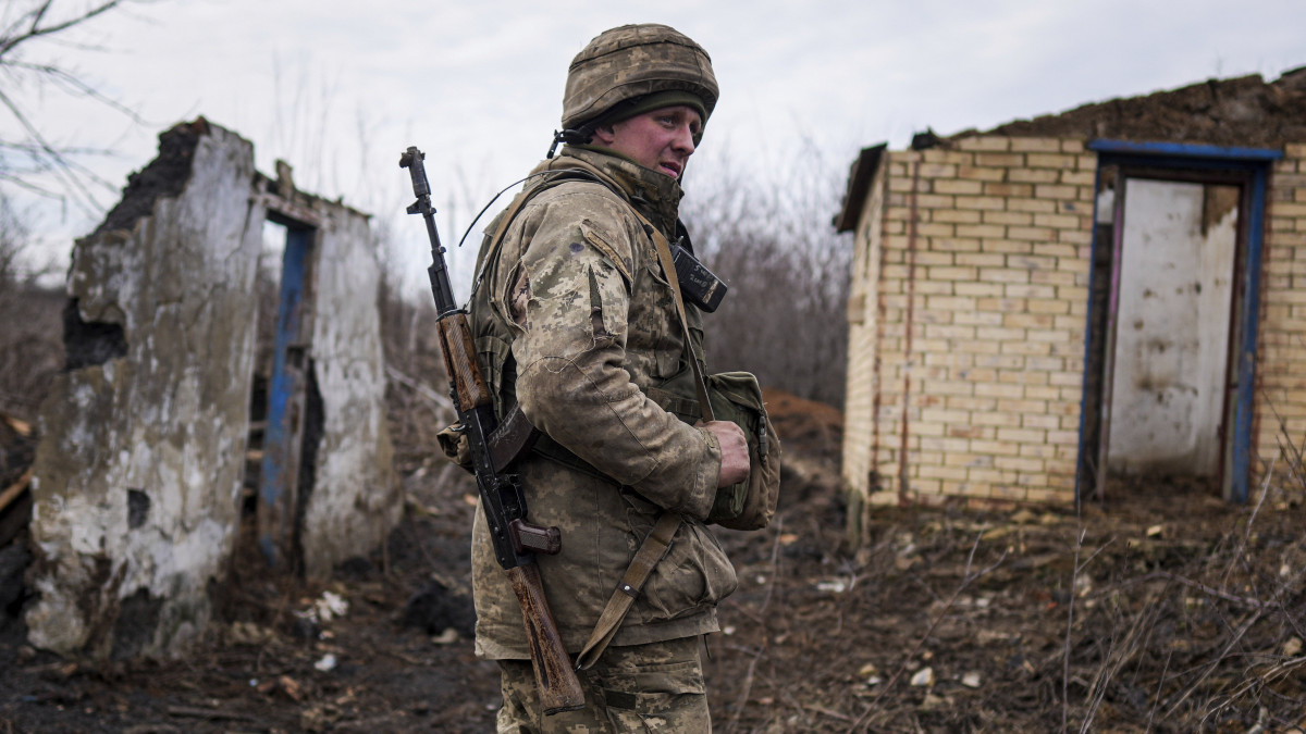 Ukrán katona áll az ukrán erők által ellenőrzött területen az oroszbarát szeparatisták ellenőrzése alatt álló területtől elválasztó határon a kelet-ukrajnai Szvitlodarszk közelében 2022. február 23-án. Vlagyimir Putyin orosz elnök február 24-én hajnalban katonai művelet végrehajtását rendelte el a Donyec-medencében, leszögezve, hogy Oroszország tervei között nem szerepel Ukrajna megszállása, ugyanakkor törekedni fog az ország demilitarizálására. Az orosz erők mindazonáltal Ukrajna más térségeiben is támadtak katonai célpontokat, és támadást indítottak az oroszbarát szakadárok is az általuk ellenőrzött kelet-ukrajnai területeken. Az ukrán vezetés hadiállapotot vezetett be. A nyugati világ elítélte az orosz hadműveletet, és súlyos szankciókat helyezett kilátásba Moszkva ellen.
