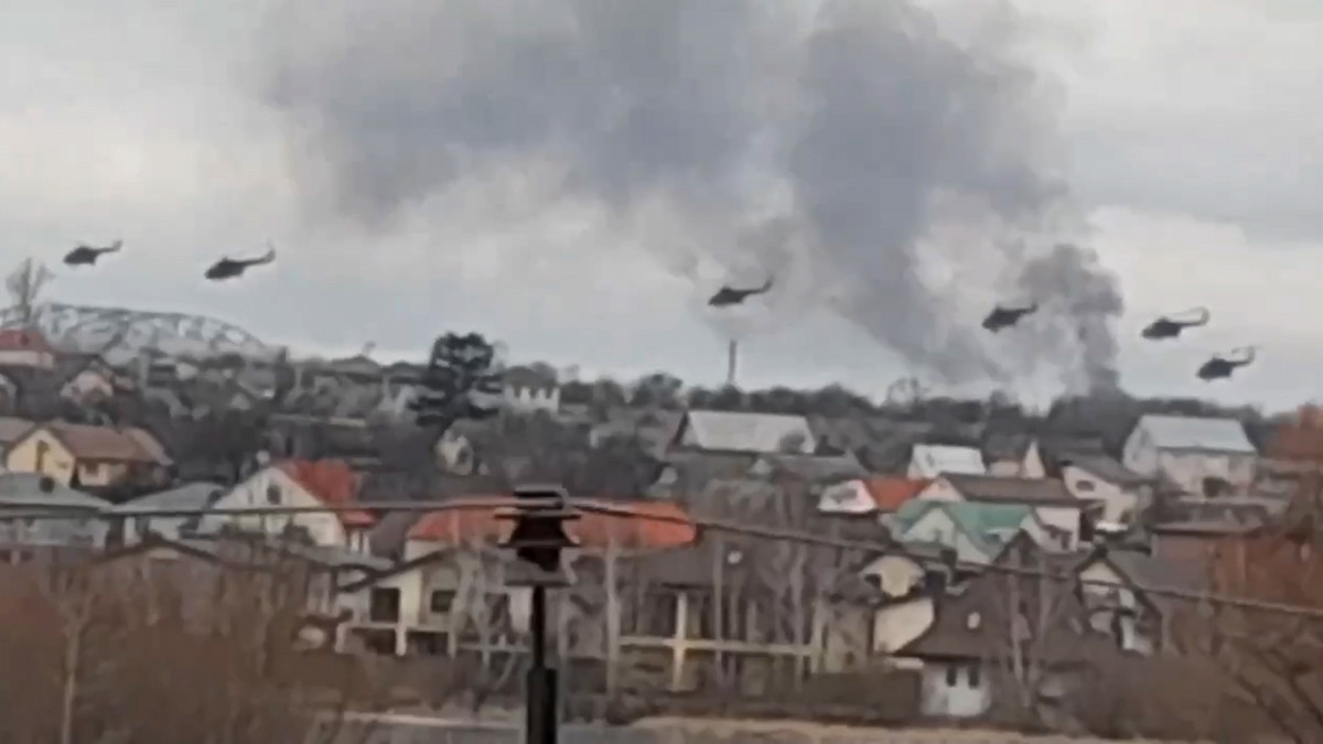 Az ukrán rendőrség sajtószolgálata által közreadott képen orosz katonai helikopterek repülnek Kijev felett 2022. február 24-én. Vlagyimir Putyin orosz elnök hajnalban katonai művelet végrehajtását rendelte el a Donyec-medencében, leszögezve, hogy Oroszország tervei között nem szerepel Ukrajna megszállása, ugyanakkor törekedni fog az ország demilitarizálására. Az orosz erők mindazonáltal Ukrajna más térségeiben is támadtak katonai célpontokat, és támadást indítottak az oroszbarát szakadárok is az általuk ellenőrzött kelet-ukrajnai területeken. Az ukrán vezetés hadiállapotot vezetett be. A nyugati világ elítélte az orosz hadműveletet, és súlyos szankciókat helyezett kilátásba Moszkva ellen.