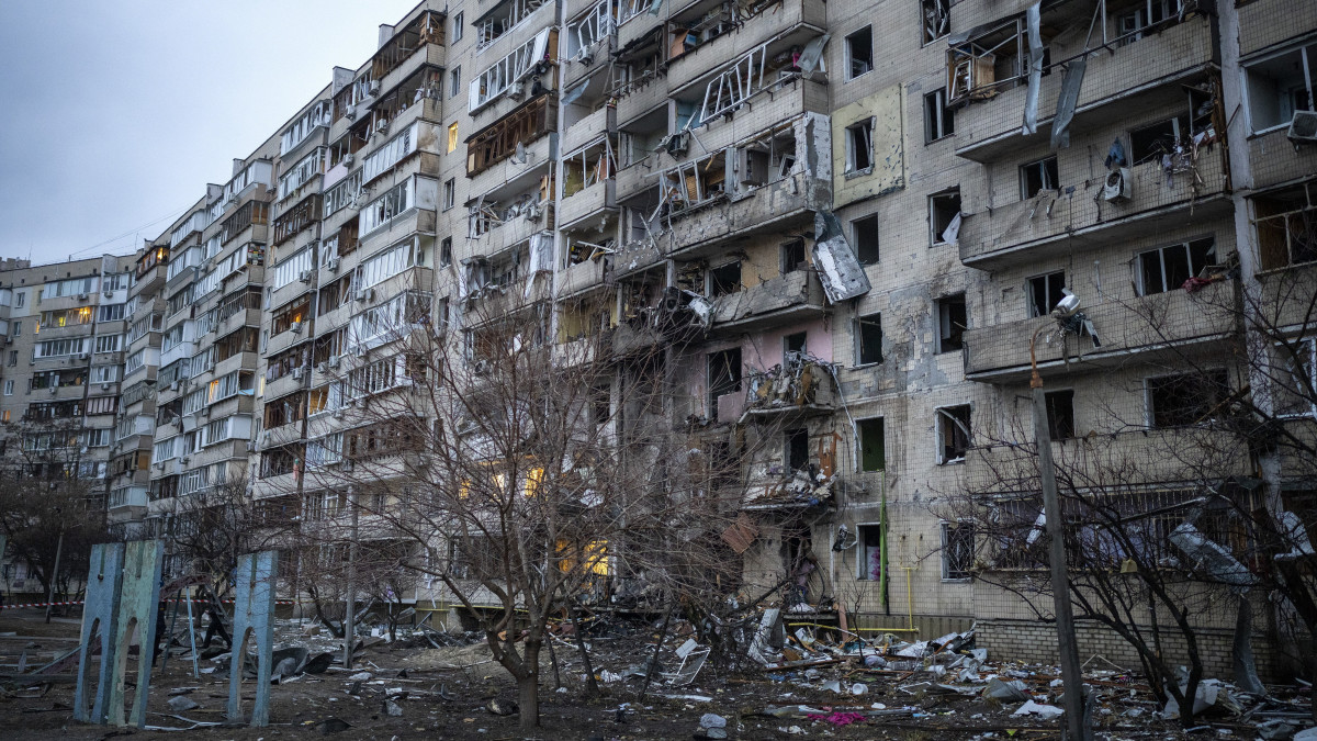 Rakétatámadás során megrongálódott lakóház Kijevben 2022. február 25-én. Vlagyimir Putyin orosz elnök február 24-én katonai művelet végrehajtását rendelte el a Donyec-medencében, leszögezve, hogy Oroszország tervei között nem szerepel Ukrajna megszállása, ugyanakkor törekedni fog az ország demilitarizálására. Az orosz erők mindazonáltal Ukrajna más térségeiben is támadtak katonai célpontokat, és támadást indítottak az oroszbarát szakadárok is az általuk ellenőrzött kelet-ukrajnai területeken. Az ukrán vezetés hadiállapotot vezetett be. A nyugati világ elítélte az orosz hadműveletet, és szankciókról döntött Moszkva ellen.