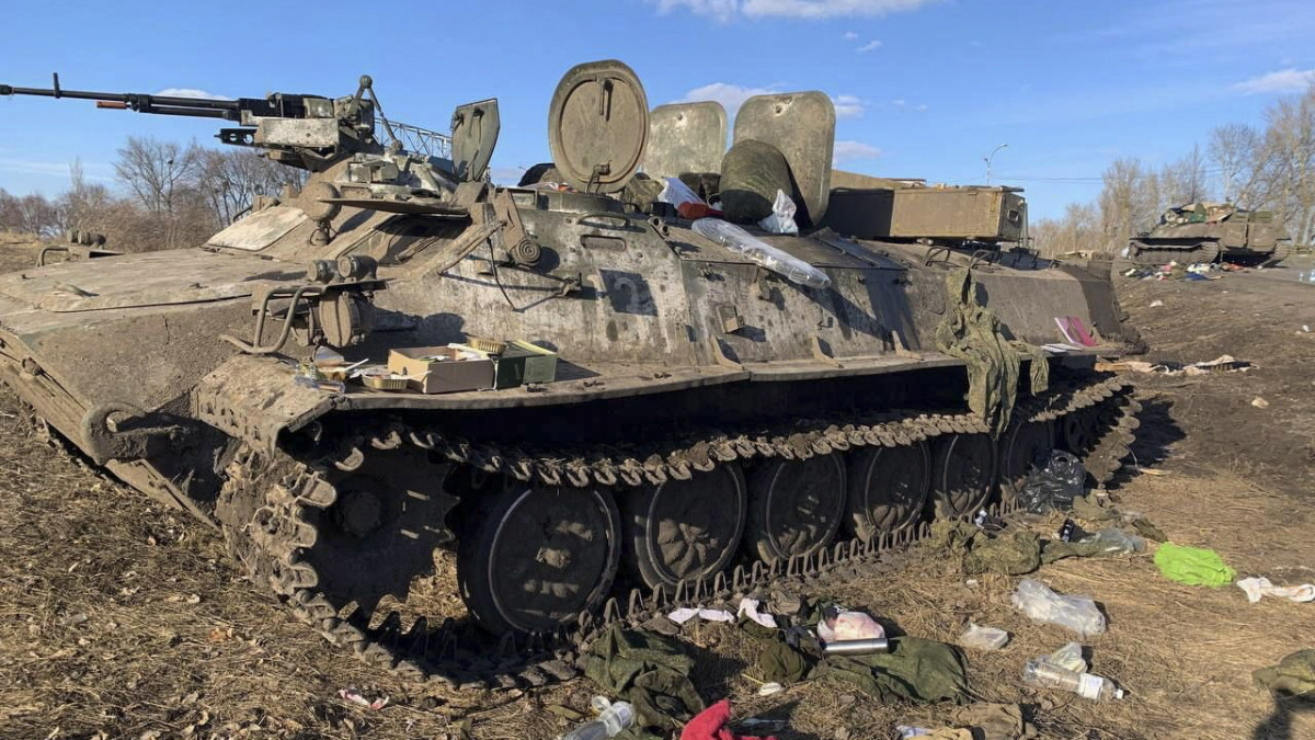 Az ukrán védelmi minisztérium sajtószolgálata által közreadott kép egy kiégett orosz katonai járműről az orosz határtól 40 kilométerre fekvő ukrajnai Harkovban 2022. február 24-én. Vlagyimir Putyin orosz elnök hajnalban katonai művelet végrehajtását rendelte el a Donyec-medencében, leszögezve, hogy Oroszország tervei között nem szerepel Ukrajna megszállása, ugyanakkor törekedni fog az ország demilitarizálására. Az orosz erők mindazonáltal Ukrajna más térségeiben is támadtak katonai célpontokat, és támadást indítottak az oroszbarát szakadárok is az általuk ellenőrzött kelet-ukrajnai területeken. Az ukrán vezetés hadiállapotot vezetett be. A nyugati világ elítélte az orosz hadműveletet, és súlyos szankciókat helyezett kilátásba Moszkva ellen.