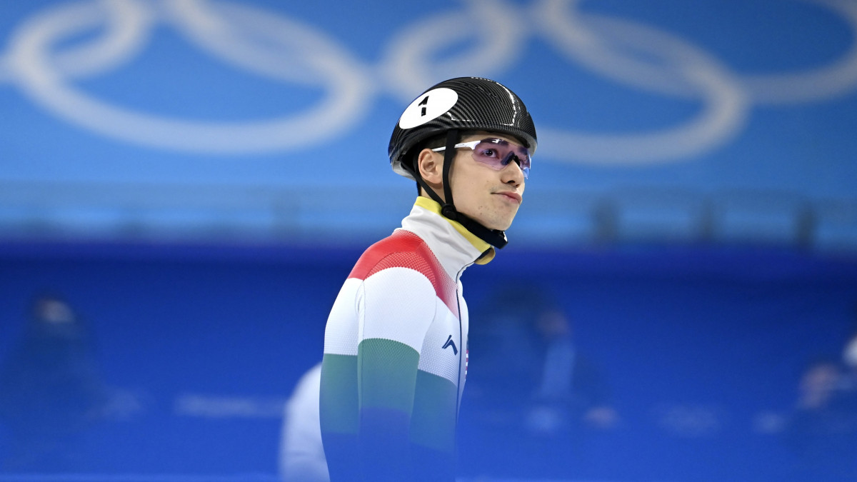 Liu Shaoang a férfi rövidpályás gyorskorcsolyázók 500 méteres versenyének elődöntője után a Fővárosi Fedett Stadionban a pekingi téli olimpián 2022. február 13-án. A magyar versenyző első helyen ért célba.  