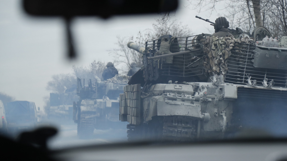 Ukrán tankok haladnak egy úton a kelet-ukrajnai Szjevjerodoneck közelében 2022. február 24-én. Vlagyimir Putyin orosz elnök ezen a napon rendelte el katonai művelet végrehajtását a Donyec-medencében, leszögezve, hogy Oroszország tervei között nem szerepel Ukrajna megszállása, ugyanakkor törekedni fog az ország demilitarizálására. Az orosz erők mindazonáltal Ukrajna más térségei, így a főváros ellen is hadműveletet folytatnak, és támadást indítottak a Moszkva-barát szakadárok is az általuk ellenőrzött kelet-ukrajnai területeken. Az ukrán vezetés hadiállapotot vezetett be. A felek halálos áldozatokról és sebesültekről is beszámoltak. A nemzetközi közösség sorra jelent be büntetőintézkedéseket Moszkva ellen.
