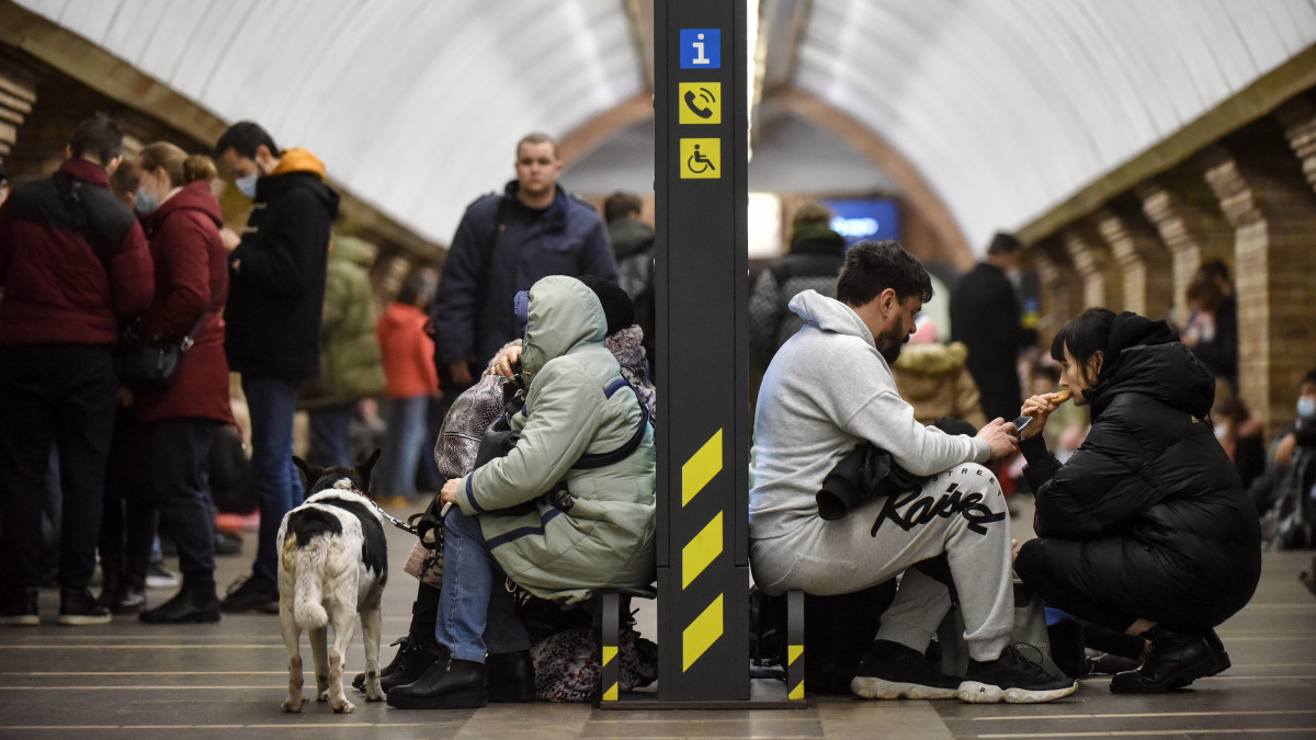 A metróállomást óvóhelyként használó emberek Kijevben 2022. február 24-én. Vlagyimir Putyin orosz elnök csütörtök hajnalban katonai művelet végrehajtását rendelte el a Donyec-medencében, leszögezve, hogy Oroszország tervei között nem szerepel Ukrajna megszállása, ugyanakkor törekedni fog az ország demilitarizálására. Az orosz erők mindazonáltal Ukrajna más térségeiben is támadtak katonai célpontokat, és támadást indítottak az oroszbarát szakadárok is az általuk ellenőrzött kelet-ukrajnai területeken. Az ukrán vezetés hadiállapotot vezetett be. A nyugati világ elítélte az orosz hadműveletet, és szankciókról döntött Moszkva ellen.