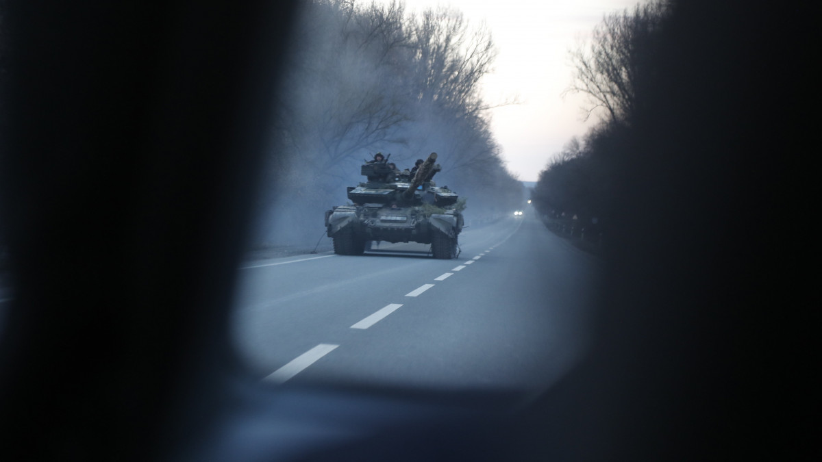Ukrán tankok haladnak egy úton a kelet-ukrajnai Szjevjerodoneck közelében 2022. február 24-én. Vlagyimir Putyin orosz elnök ezen a napon rendelte el katonai művelet végrehajtását a Donyec-medencében, leszögezve, hogy Oroszország tervei között nem szerepel Ukrajna megszállása, ugyanakkor törekedni fog az ország demilitarizálására. Az orosz erők mindazonáltal Ukrajna más térségei, így a főváros ellen is hadműveletet folytatnak, és támadást indítottak a Moszkva-barát szakadárok is az általuk ellenőrzött kelet-ukrajnai területeken. Az ukrán vezetés hadiállapotot vezetett be. A felek halálos áldozatokról és sebesültekről is beszámoltak. A nemzetközi közösség sorra jelent be büntetőintézkedéseket Moszkva ellen.