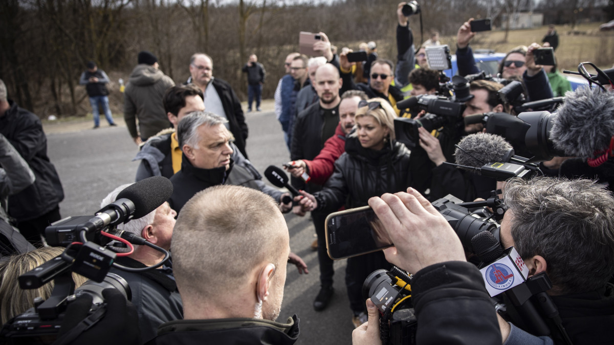 A Miniszterelnöki Sajtóiroda által közreadott képen Orbán Viktor miniszterelnök sajtótájékoztatót tart a beregsurányi magyar-ukrán határállomáson 2022. február 26-án. Orbán Viktor előzőleg határszemlét tartott Hajdúhadházon.