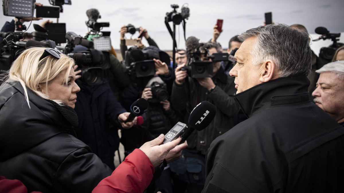 A Miniszterelnöki Sajtóiroda által közreadott képen Orbán Viktor miniszterelnök sajtótájékoztatót tart a beregsurányi magyar-ukrán határállomáson 2022. február 26-án. Orbán Viktor előzőleg határszemlét tartott Hajdúhadházon.
