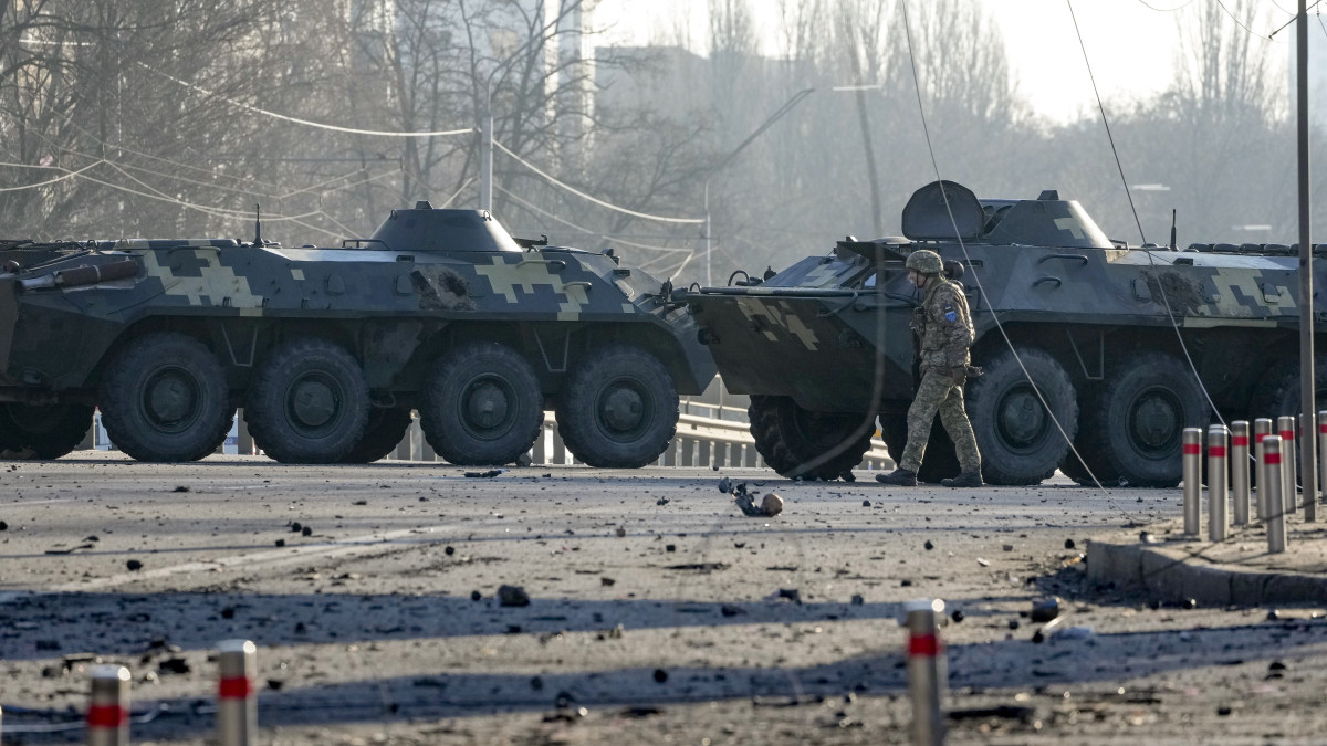 Ukrán katonák ukrán páncélozott járművek mellett Kijevben 2022. február 26-án. Vlagyimir Putyin orosz elnök február 24-én rendelte el katonai művelet végrehajtását a Donyec-medencében, leszögezve, hogy Oroszország tervei között nem szerepel Ukrajna megszállása, ugyanakkor törekedni fog az ország demilitarizálására. Az orosz erők mindazonáltal Ukrajna más térségei, így a főváros ellen is hadműveletet folytatnak, és támadást indítottak a Moszkva-barát szakadárok is az általuk ellenőrzött kelet-ukrajnai területeken. Az ukrán vezetés hadiállapotot vezetett be. A felek halálos áldozatokról és sebesültekről is beszámoltak. A nemzetközi közösség sorra jelent be büntetőintézkedéseket Moszkva ellen.