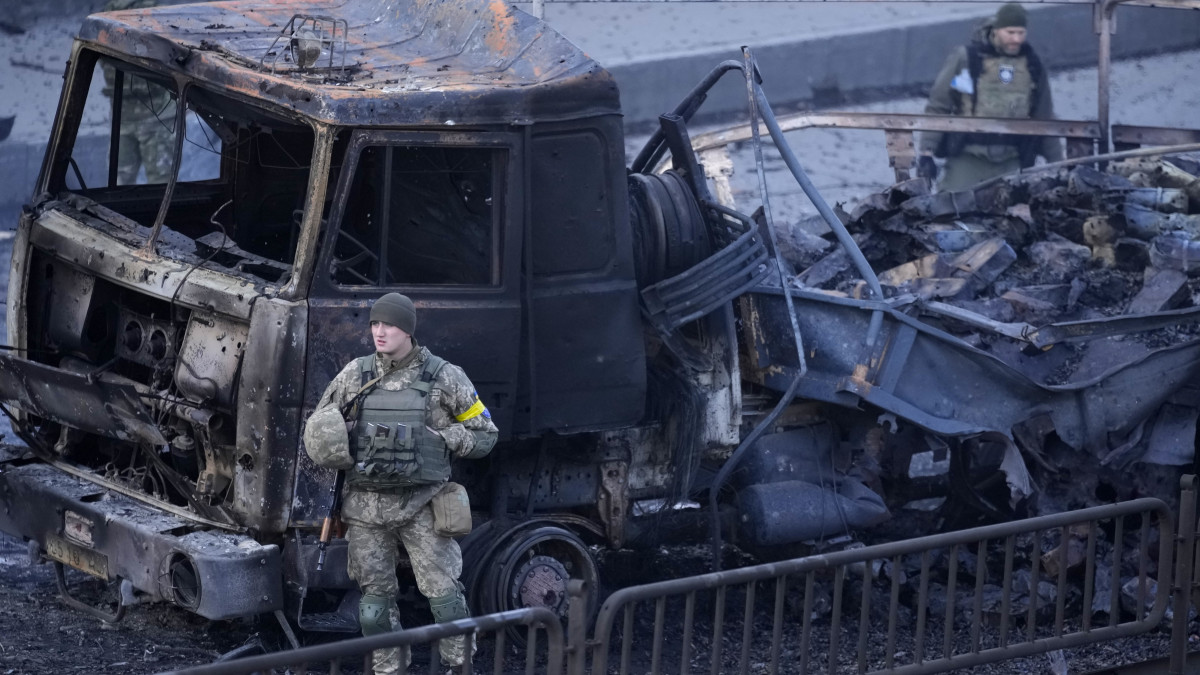 Ukrán katona áll egy kiégett katonai jármű mellett 2022. február 26-án. Vlagyimir Putyin orosz elnök február 24-én rendelte el katonai művelet végrehajtását a Donyec-medencében, leszögezve, hogy Oroszország tervei között nem szerepel Ukrajna megszállása, ugyanakkor törekedni fog az ország demilitarizálására. Az orosz erők mindazonáltal Ukrajna más térségei, így a főváros ellen is hadműveletet folytatnak, és támadást indítottak a Moszkva-barát szakadárok is az általuk ellenőrzött kelet-ukrajnai területeken. Az ukrán vezetés hadiállapotot vezetett be. A felek halálos áldozatokról és sebesültekről is beszámoltak. A nemzetközi közösség sorra jelent be büntetőintézkedéseket Moszkva ellen.
