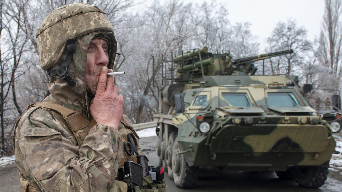 Ukrán katona dohányzik egy páncélozoott jármű mellett a kelet-ukrajnai Harkiv közelében 2022. február 26-án. Vlagyimir Putyin orosz elnök február 24-én rendelte el katonai művelet végrehajtását a Donyec-medencében, leszögezve, hogy Oroszország tervei között nem szerepel Ukrajna megszállása, ugyanakkor törekedni fog az ország demilitarizálására. Az orosz erők mindazonáltal Ukrajna más térségei, így a főváros ellen is hadműveletet folytatnak, és támadást indítottak a Moszkva-barát szakadárok is az általuk ellenőrzött kelet-ukrajnai területeken. Az ukrán vezetés hadiállapotot vezetett be. A felek halálos áldozatokról és sebesültekről is beszámoltak. A nemzetközi közösség sorra jelent be büntetőintézkedéseket Moszkva ellen.