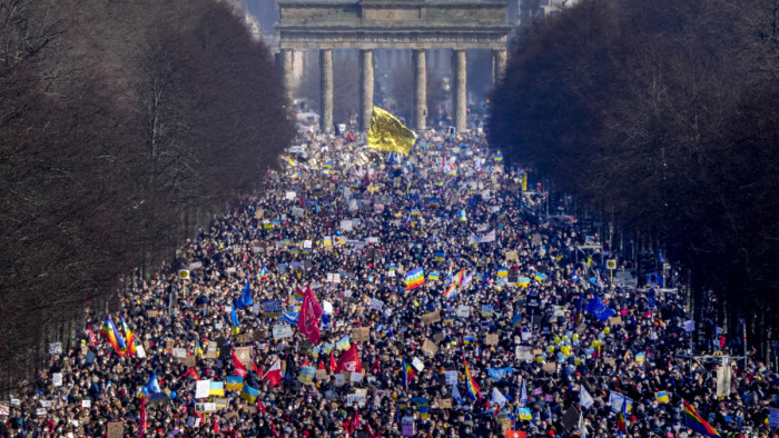 Bő százezren az Ukrajna melletti berlini tüntetésen