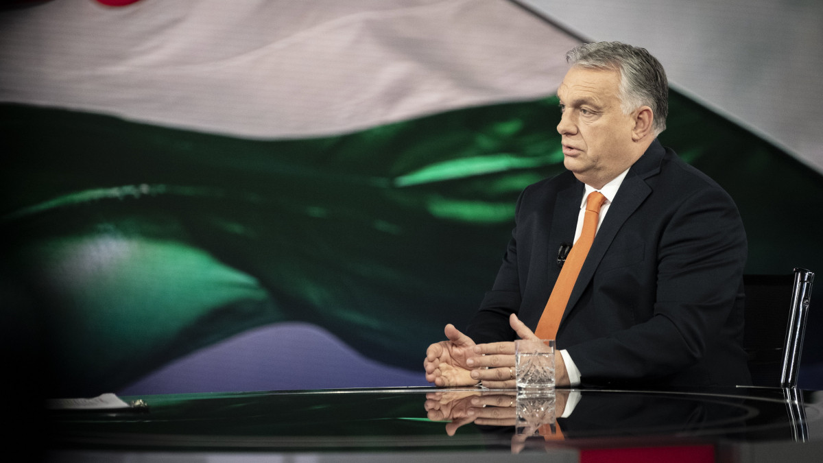 A Miniszterelnöki Sajtóiroda által közreadott képen Orbán Viktor miniszterelnök interjút ad az M1 aktuális csatornának, az MTVA óbudai gyártóbázisán 2022. február 27-én.