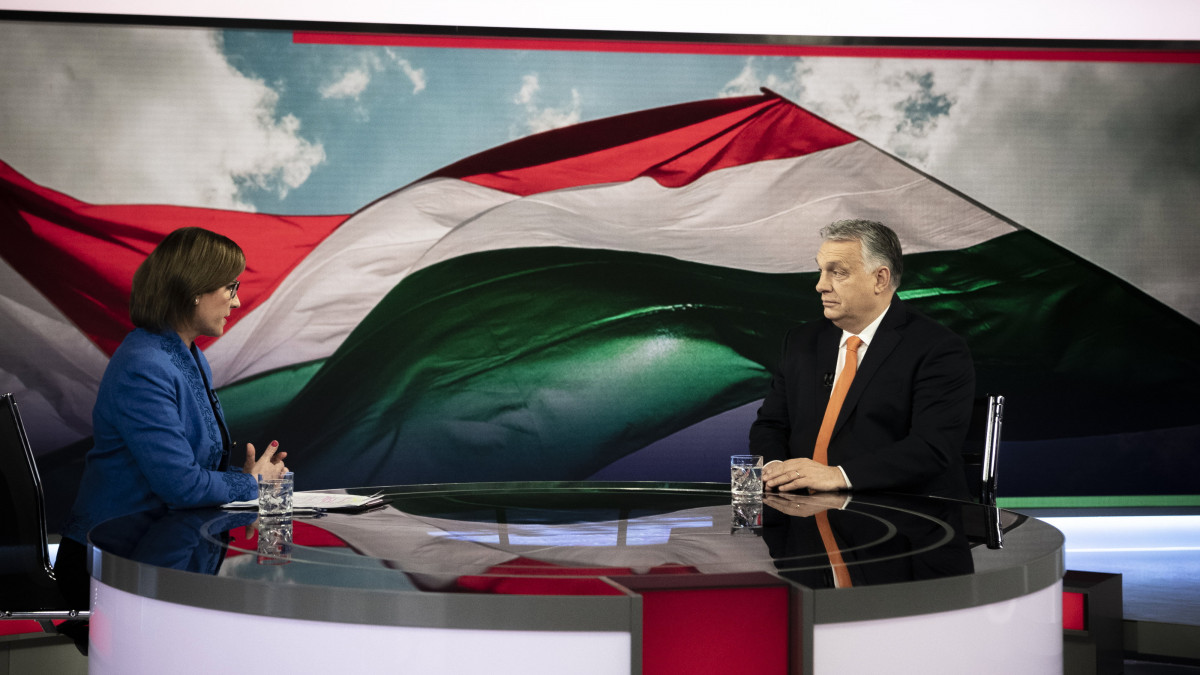 A Miniszterelnöki Sajtóiroda által közreadott képen Orbán Viktor miniszterelnök interjút ad az M1 aktuális csatornának, az MTVA óbudai gyártóbázisán 2022. február 27-én. Balra Volf-Nagy Tünde műsorvezető. 