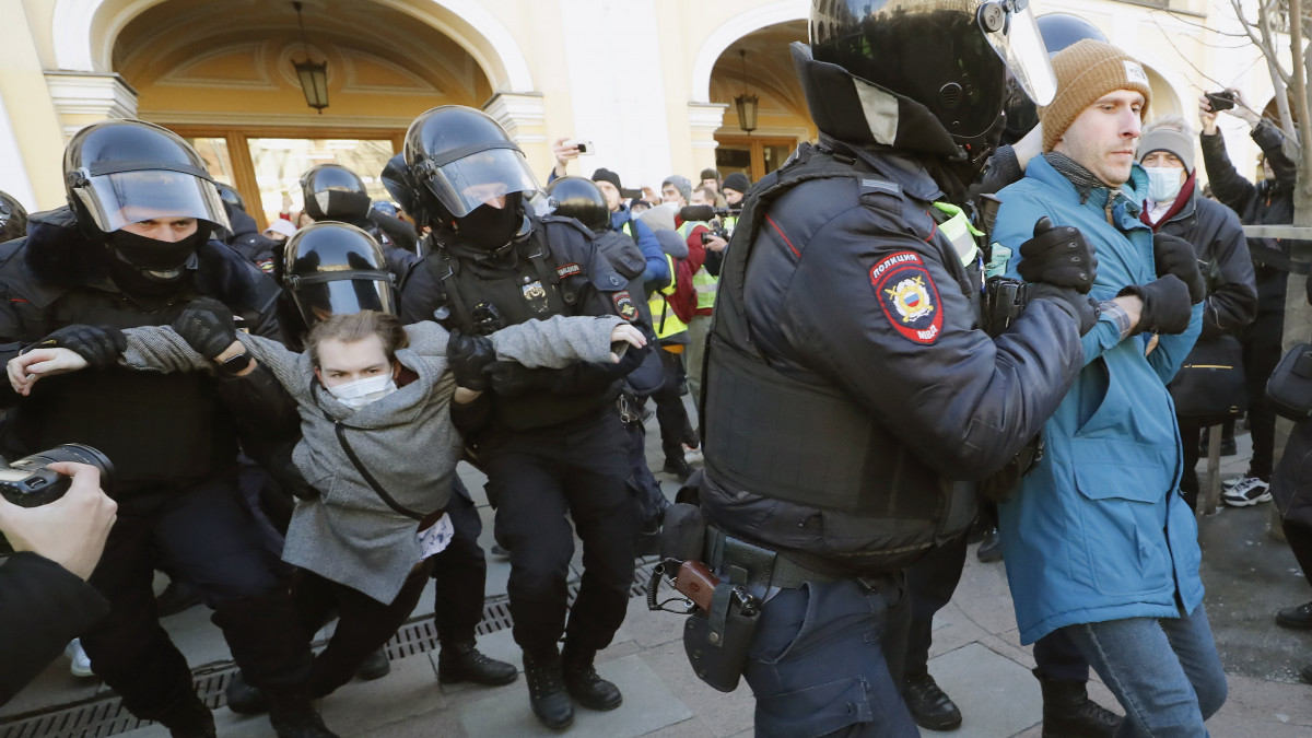Rendőrök őrizetbe vesznek tiltakozókat az Ukrajnát ért orosz támadás elleni tüntetésen Szentpéterváron 2022. február 27-én. Vlagyimir Putyin orosz elnök február 24-én rendelte el katonai művelet végrehajtását a Donyec-medencében, leszögezve, hogy Oroszország tervei között nem szerepel Ukrajna megszállása, ugyanakkor törekedni fog az ország demilitarizálására. Az orosz erők mindazonáltal Ukrajna más térségei, így a főváros ellen is hadműveletet folytatnak, és támadást indítottak a Moszkva-barát szakadárok is az általuk ellenőrzött kelet-ukrajnai területeken. Az ukrán vezetés hadiállapotot vezetett be. A felek halálos áldozatokról és sebesültekről is beszámoltak. A nemzetközi közösség sorra jelent be büntetőintézkedéseket Moszkva ellen.