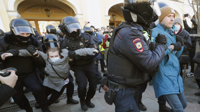 Oroszország szerte tüntettek a háború ellen, a hatalom keményen lecsapott – videók