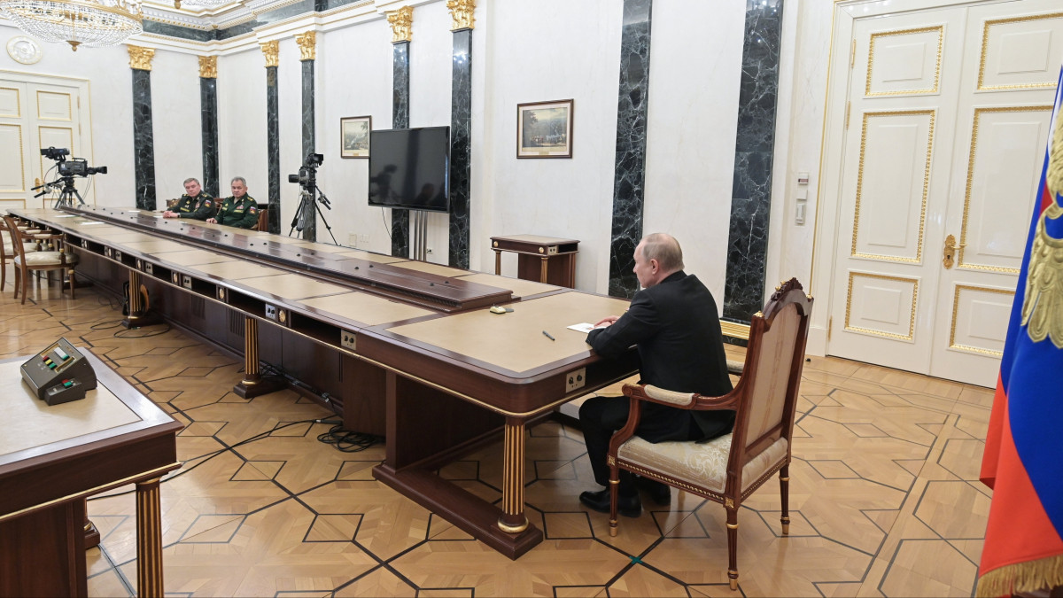 Vlagyimir Putyin orosz elnök (j) megbeszélést folytat Szergej Sojgu orosz védelmi miniszterrel (b2) és Valerij Geraszimovval,  az orosz fegyveres erők vezérkari főnökével Moszkvában 2022. február 27-én. Az orosz elnök február 24-én rendelte el katonai művelet végrehajtását a Donyec-medencében, leszögezve, hogy Oroszország tervei között nem szerepel Ukrajna megszállása, ugyanakkor törekedni fog az ország demilitarizálására. Az orosz erők mindazonáltal Ukrajna más térségei, így a főváros ellen is hadműveletet folytatnak, és támadást indítottak a Moszkva-barát szakadárok is az általuk ellenőrzött kelet-ukrajnai területeken. Az ukrán vezetés hadiállapotot vezetett be. A felek halálos áldozatokról és sebesültekről is beszámoltak. A nemzetközi közösség sorra jelent be büntetőintézkedéseket Moszkva ellen.