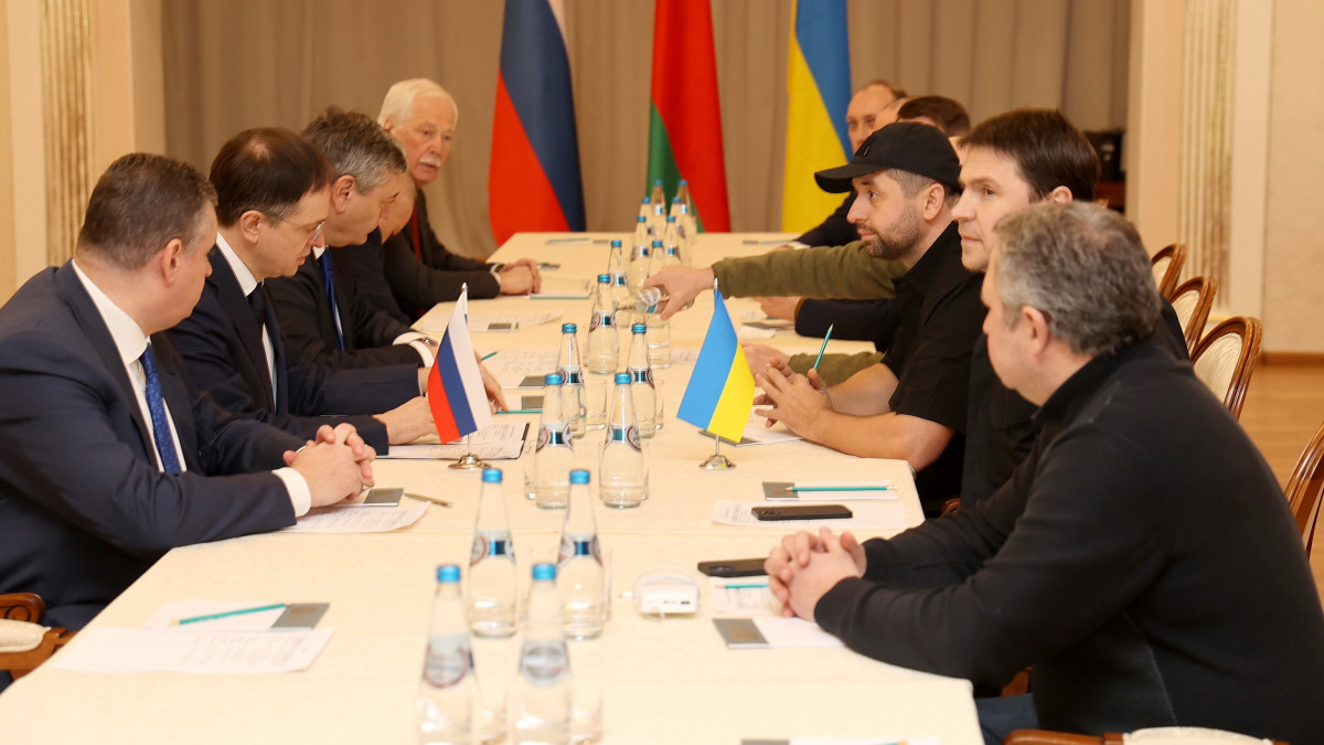 A Belta fehérorosz állami hírügynökség által közreadott képen Vlagyimir Megyinszkij, az orosz delegáció vezetője (b2) és David Arahamija, az ukrán államfő mögött álló Nép Szolgája párt frakcióvezetője (j3) tárgyal a fehéroroszországi Gomelben 2022. február 28-án. Vlagyimir Putyin orosz elnök február 24-én rendelte el katonai művelet végrehajtását Ukrajnában.