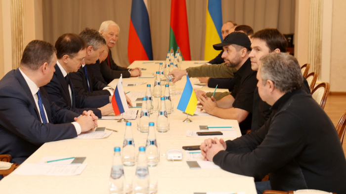 Szerdán folytatódhatnak a béketárgyalások, Kijev óvatos