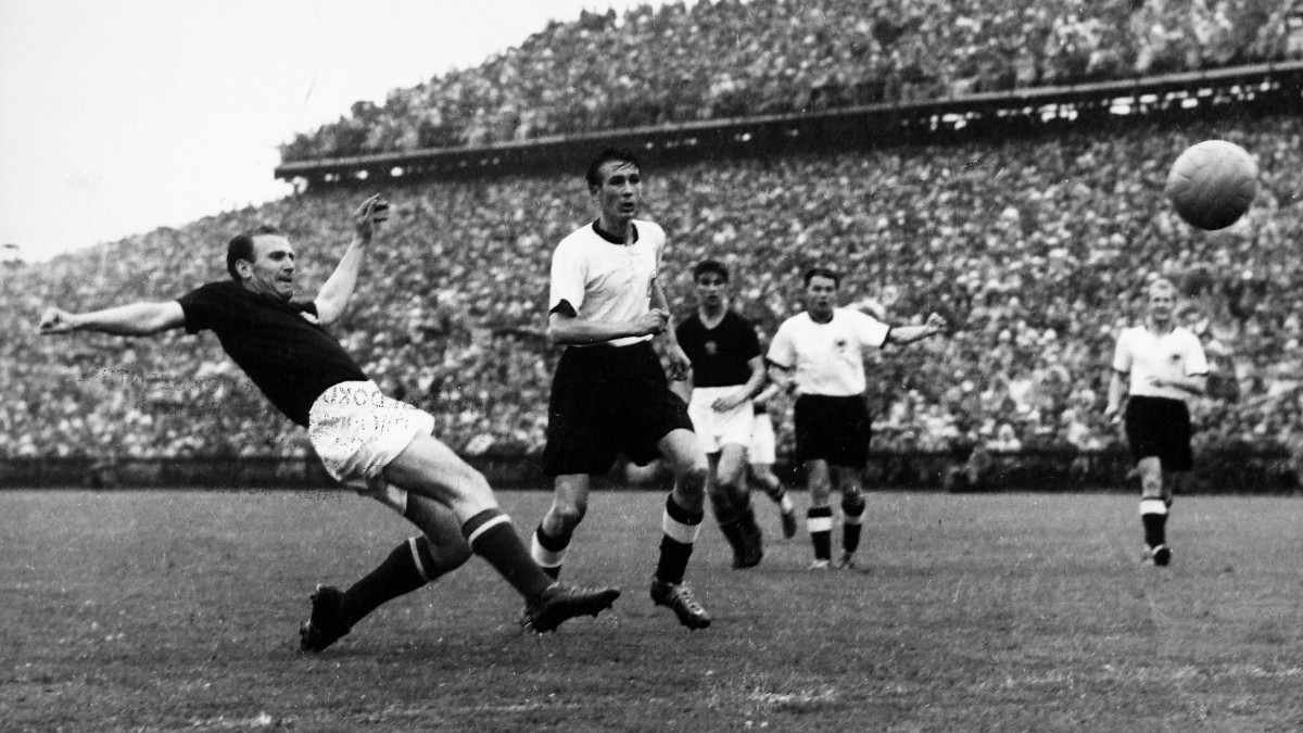 Final Fussball-WM 1954: Nandor Hidegkuti, Horst Eckel   (Photo by RDB/ullstein bild via Getty Images)