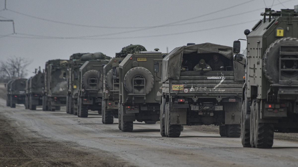 Orosz katonai járművek konvoja a krími Armjanszk közelében 2022. február 25-én. Vlagyimir Putyin orosz elnök február 24-én rendelte el katonai művelet végrehajtását a Donyec-medencében, leszögezve, hogy Oroszország tervei között nem szerepel Ukrajna megszállása, ugyanakkor törekedni fog az ország demilitarizálására. Az orosz erők mindazonáltal Ukrajna más térségei, így a főváros ellen is hadműveletet folytatnak, és támadást indítottak a Moszkva-barát szakadárok is az általuk ellenőrzött kelet-ukrajnai területeken. Az ukrán vezetés hadiállapotot vezetett be. A felek halálos áldozatokról és sebesültekről is beszámoltak. A nemzetközi közösség sorra jelent be büntetőintézkedéseket Moszkva ellen. MTI/AP/Emilio Morenatti