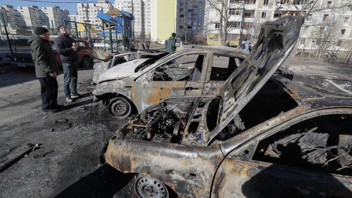 Kiégett járművek roncsai egy bombatámadást követően Kijevben 2022. február 28-án. Vlagyimir Putyin orosz elnök február 24-én rendelte el katonai művelet végrehajtását Ukrajnában.