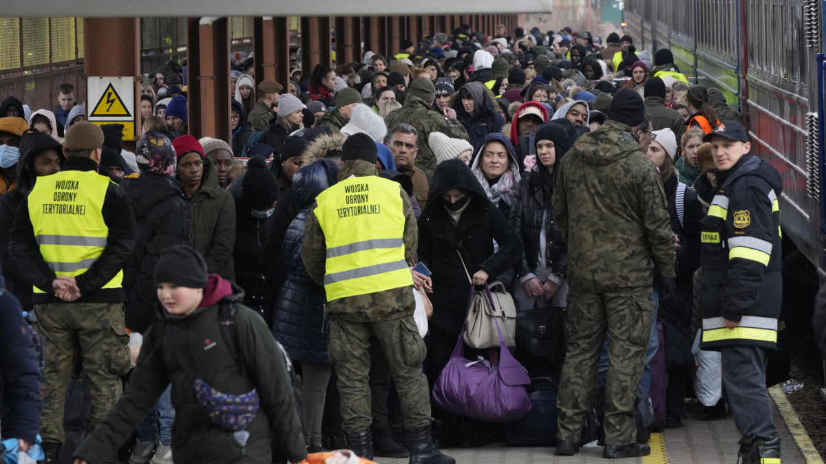 Lengyel katonák segítik az Ukrajnából menekülő embereket, miután megérkeztek a lengyel-ukrán határ lengyel oldalán lévő Przemysl pályaudvarára 2022. február 27-én. Vlagyimir Putyin orosz elnök február 24-én rendelte el katonai művelet végrehajtását a Donyec-medencében, leszögezve, hogy Oroszország tervei között nem szerepel Ukrajna megszállása, ugyanakkor törekedni fog az ország demilitarizálására. Az orosz erők mindazonáltal Ukrajna más térségei, így a főváros ellen is hadműveletet folytatnak, és támadást indítottak a Moszkva-barát szakadárok is az általuk ellenőrzött kelet-ukrajnai területeken. Az ukrán vezetés hadiállapotot vezetett be. A felek halálos áldozatokról és sebesültekről is beszámoltak. A nemzetközi közösség sorra jelent be büntetőintézkedéseket Moszkva ellen.