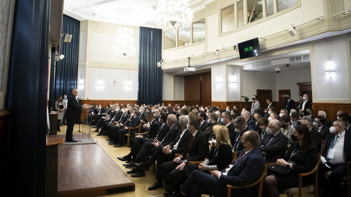 A Miniszterelnöki Sajtóiroda által közreadott képen Orbán Viktor miniszterelnök Magyarország nagyköveteinek tart előadást a következő időszakban előttük álló feladatokról a Külgazdasági és Külügyminisztérium misszióvezetői értekezletén 2022. március 1-jén.