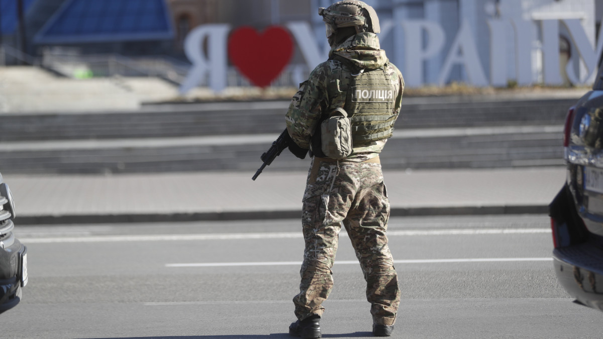Ukrán katona a kijevi Függetlenség terén 2022. február 28-án. Vlagyimir Putyin orosz elnök február 24-én rendelte el katonai művelet végrehajtását Ukrajnában.