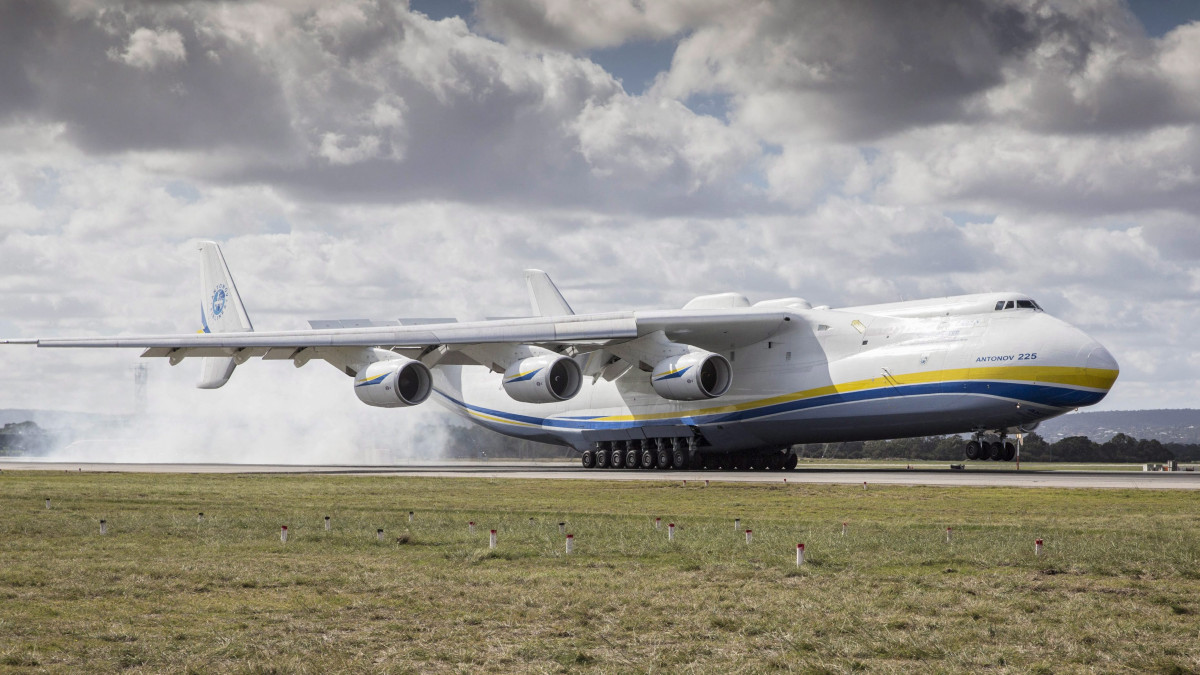 Perth, 2016. május 15.A Perth Nemzetközi Repülőtér által közreadott képen a világ legnagyobb légi járműve, az ukrán Antonov An-225 Mrija (Álom) típusú teherszállító repülőgépe landol 117 tonnás rakományával, egy turbinával a nyugat-ausztráliai Perth-ben 2016. május 15-én. A modell 640 tonnás maximális felszálló tömegével jelenleg a világ legnagyobb teherbírású repülőgépe, amely 250 tonna hasznos teher szállítására képes. (MTI/EPA/Perth Repülőtér/Tony McDonough)