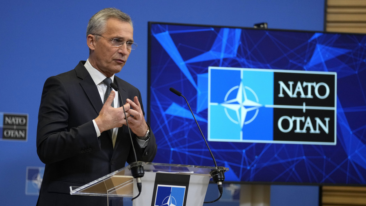 Jens Stoltenberg NATO-főtitkár sajtóértekezletet tart a NATO-Ukrajna Bizottság ülése után Brüsszelben 2022. február 25-én. Vlagyimir Putyin orosz elnök február 24-én rendelte el katonai művelet végrehajtását a Donyec-medencében, leszögezve, hogy Oroszország tervei között nem szerepel Ukrajna megszállása, ugyanakkor törekedni fog az ország demilitarizálására. Az orosz erők mindazonáltal Ukrajna más térségei, így a főváros ellen is hadműveletet folytatnak, és támadást indítottak a Moszkva-barát szakadárok is az általuk ellenőrzött kelet-ukrajnai területeken. Az ukrán vezetés hadiállapotot vezetett be. A felek halálos áldozatokról és sebesültekről is beszámoltak. A nemzetközi közösség sorra jelent be büntetőintézkedéseket Moszkva ellen.