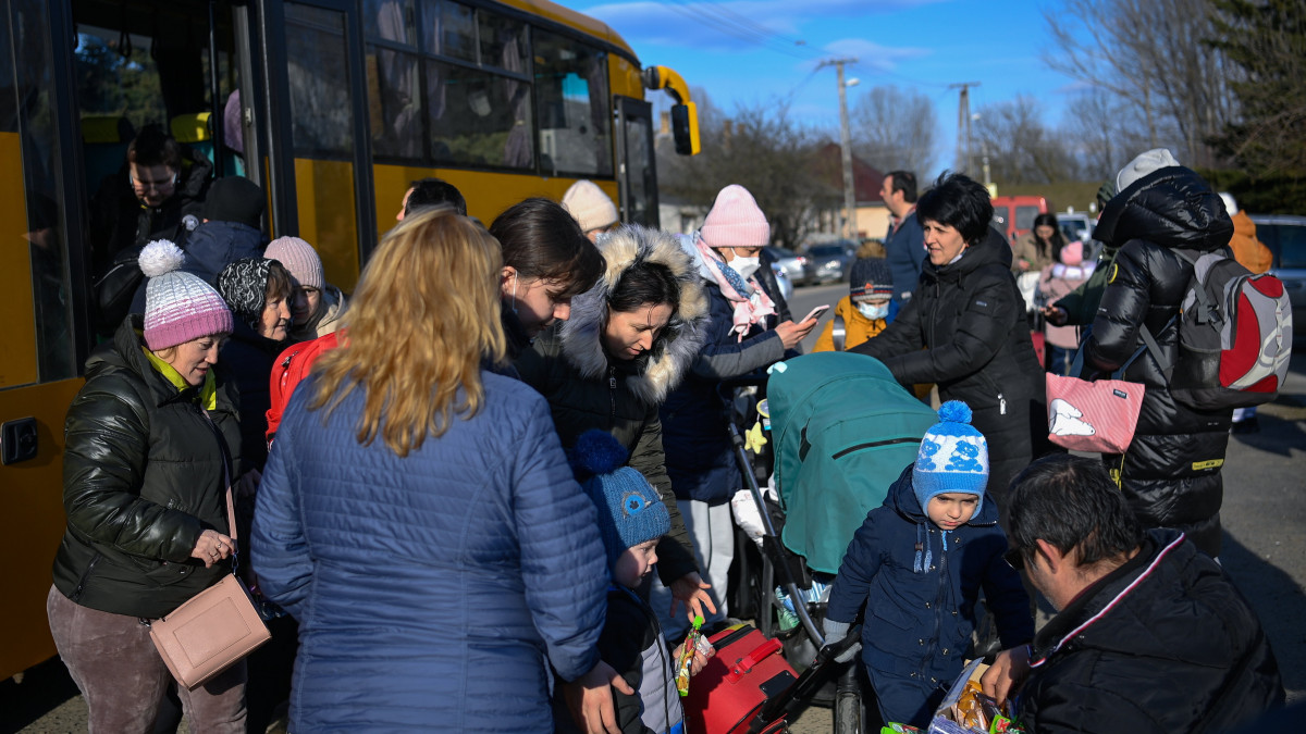 Az orosz-ukrán háború elől menekülő emberek a tiszabecsi II. Rákóczi Ferenc Általános Iskolánál 2022. február 28-án. Az intézmény tornaterméből ideiglenes szálláshelyet alakítottak ki a menekültek számára.