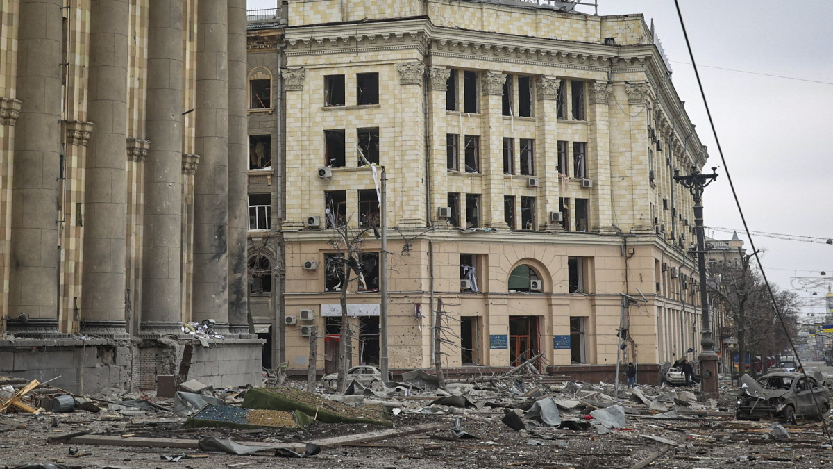 Orosz rakétatámadásban megrongálódott épület romjai Harkiv belvárosában 2022. március 1-jén. Vlagyimir Putyin orosz elnök február 24-én rendelte el katonai művelet végrehajtását Ukrajnában.