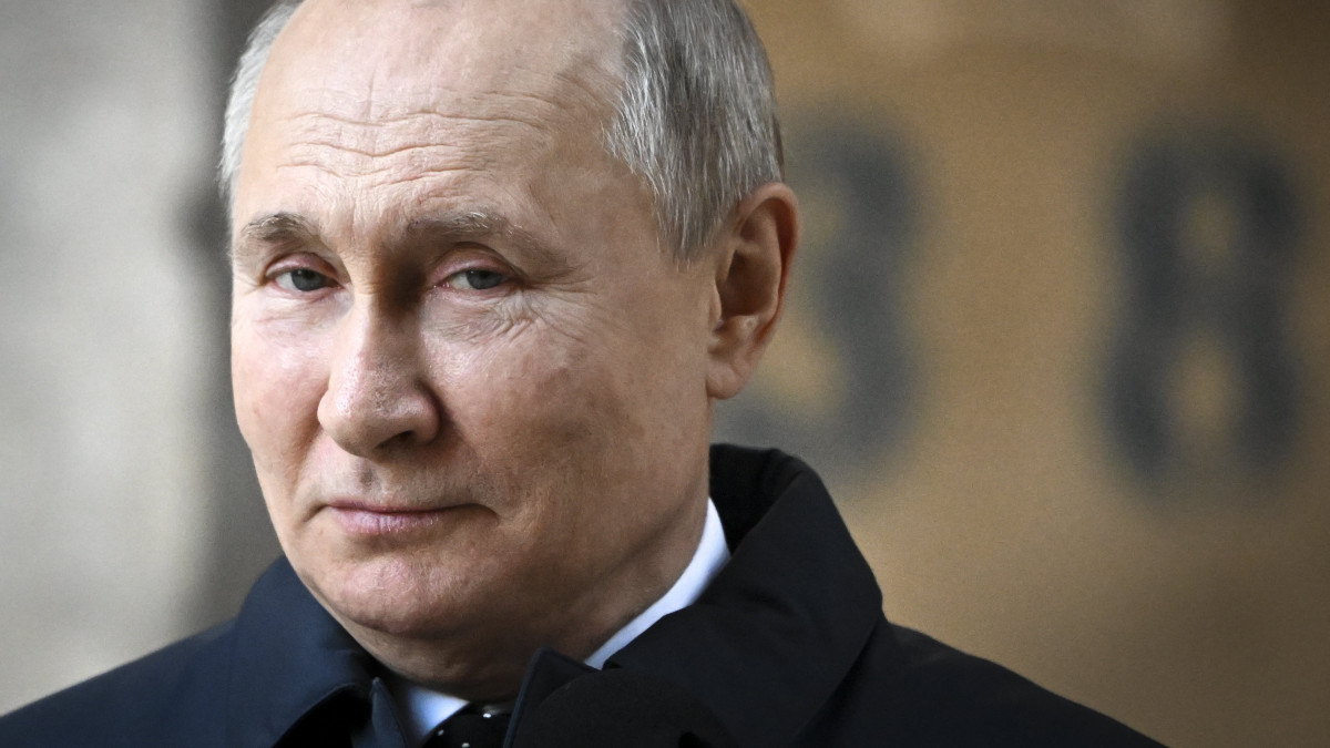 Vlagyimir Putyin orosz elnök látogatást tesz a moszkvai Hrunicsev Űrközpontban 2022. február 27-én. Putyin február 24-én rendelte el katonai művelet végrehajtását Ukrajnában.