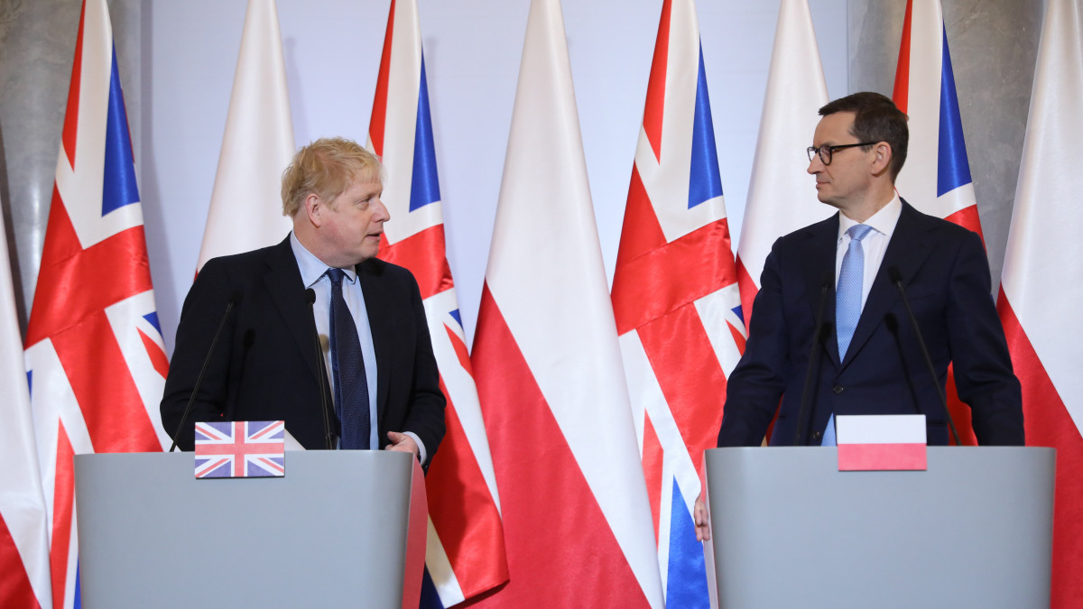 Mateusz Morawiecki lengyel miniszterelnök (j) és Boris Johnson brit kormányfő sajtótájékoztatót tart Varsóban 2022. március 1-jén. Vlagyimir Putyin orosz elnök február 24-én rendelte el katonai művelet végrehajtását Ukrajnában.